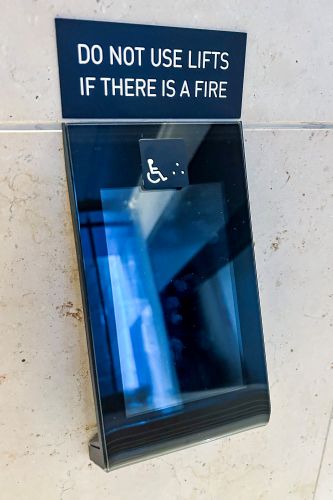 Screen in the lobby lifts